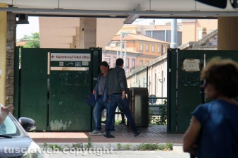 Viterbo - Alessandro Gassman durante le riprese della fiction "Tutto un altro mondo"
