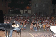 Allevi incanta una immensa platea