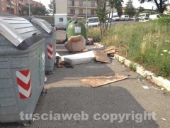 Discarica a cielo aperto in via Einaudi