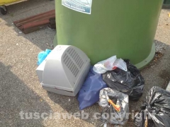 Discarica a cielo aperto in via Einaudi