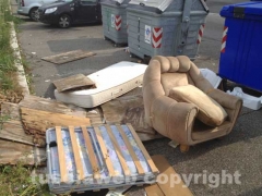Discarica a cielo aperto in via Einaudi