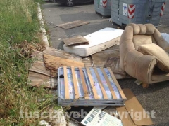 Discarica a cielo aperto in via Einaudi