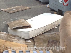 Discarica a cielo aperto in via Einaudi