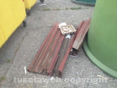 Discarica a cielo aperto in via Einaudi