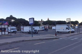 Viterbo - Ambulanti asserragliati per protesta al parcheggio del Sacrario