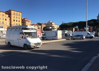 Viterbo - Ambulanti asserragliati per protesta al parcheggio del Sacrario
