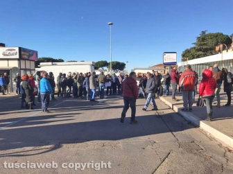 Viterbo - Ambulanti asserragliati per protesta al parcheggio del Sacrario