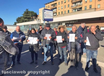 Viterbo - Ambulanti asserragliati per protesta al parcheggio del Sacrario