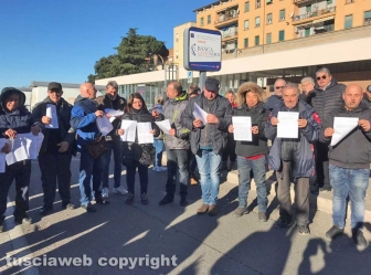 Viterbo - Ambulanti asserragliati per protesta al parcheggio del Sacrario