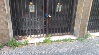 Viterbo - Calcinacci giù dal cinema Metropolitan