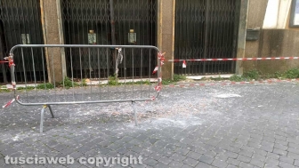 Viterbo - Calcinacci giù dal cinema Metropolitan