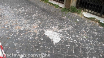 Viterbo - Calcinacci giù dal cinema Metropolitan