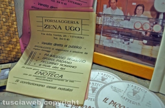 L'antica latteria - vecchie pubblicità in bacheca - Bottega storica - Viterbo