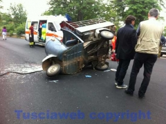 Ape contro auto