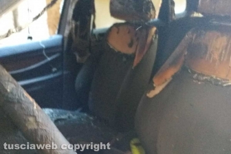 Corchiano - Apetto e auto in fiamme nella notte
