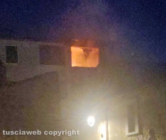 Viterbo - Appartamento in fiamme a Pianoscarano