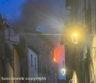 Viterbo - Appartamento in fiamme a Pianoscarano