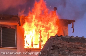 Viterbo - Appartamento in fiamme a Pianoscarano
