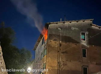 Viterbo - Appartamento in fiamme a Pianoscarano