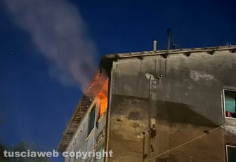 Viterbo - Appartamento in fiamme a Pianoscarano