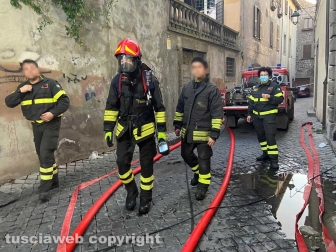 Appartamento in fiamme a via dei Pellegrini