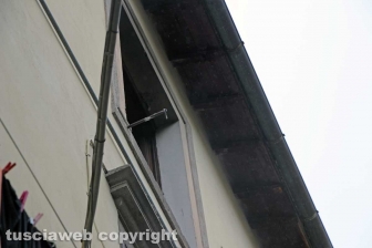 Viterbo - Appartamento in fiamme in via del Ginnasio