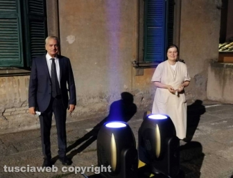 Santa Rosa - Il sindaco Giovanni Arena accende i fasci di luce a piazza San Sisto e davanti alla basilica con suor Francesca