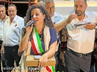 Santa Rosa - Il trasporto della minimacchina del Pilastro Armonia celeste - La sindaca Chiara Frontini