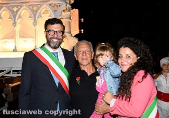Santa Rosa - Il trasporto di Armonia celeste illumina il quartiere Pilastro - Andrea Di Sorte, la sindaca Chiara Frontini, Massimo Mecarini con la nipote Emma