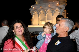 Santa Rosa - Il trasporto di Armonia celeste illumina il quartiere Pilastro - La sindaca Chiara Frontini, Massimo Mecarini con la nipote Emma
