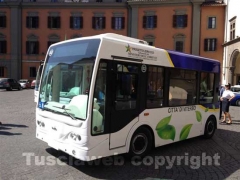 Un bus elettrico a piazza del Plebiscito