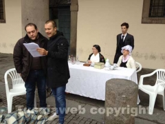 Il flashmob contro l\'arsenico a piazza del Comune