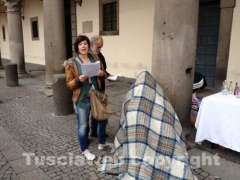 Il flashmob contro l\'arsenico a piazza del Comune
