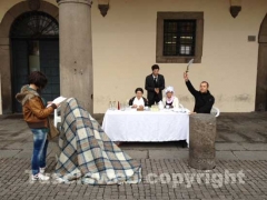 Il flashmob contro l\'arsenico a piazza del Comune
