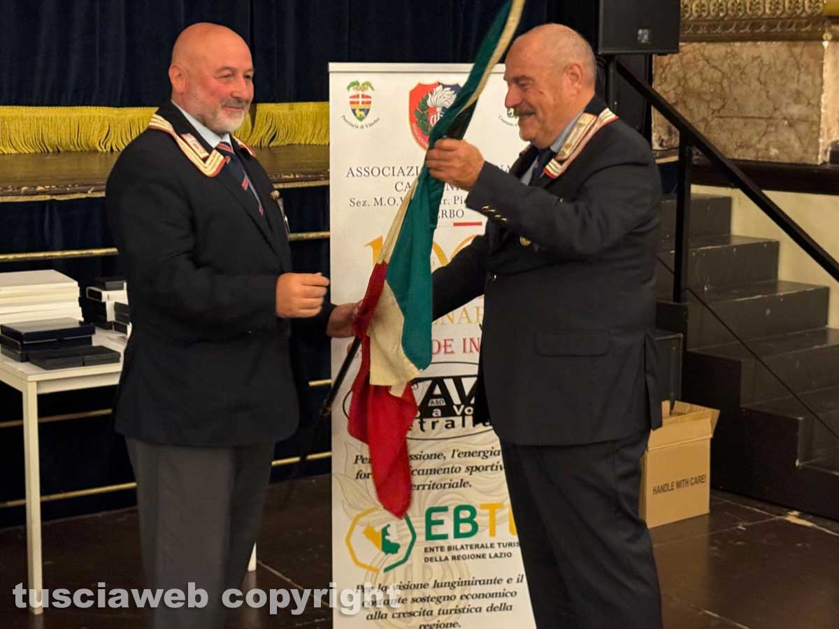 Il tricolore donato dall’associazione nazionale carabinieri di Fiumicino