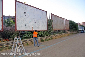 L'allestimento dell'esposizione fotografica At Home