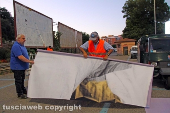 L'allestimento dell'esposizione fotografica At Home