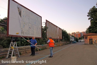 L'allestimento dell'esposizione fotografica At Home