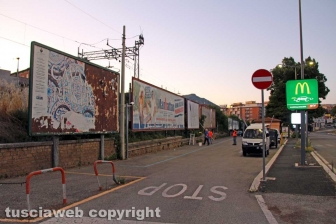 L'allestimento dell'esposizione fotografica At Home