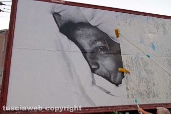 L'allestimento dell'esposizione fotografica At Home