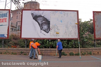 L'allestimento dell'esposizione fotografica At Home