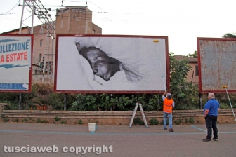 L'allestimento dell'esposizione fotografica At Home