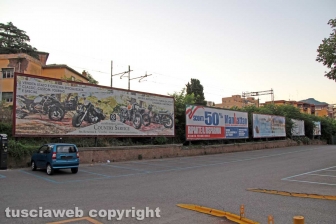 L'allestimento dell'esposizione fotografica At Home