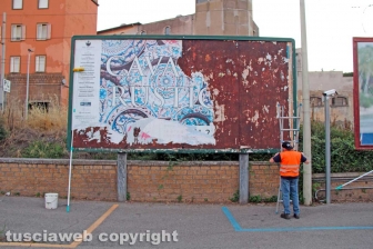 L'allestimento dell'esposizione fotografica At Home