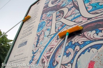 L'allestimento dell'esposizione fotografica At Home