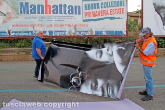 L'allestimento dell'esposizione fotografica At Home