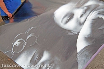 L'allestimento dell'esposizione fotografica At Home