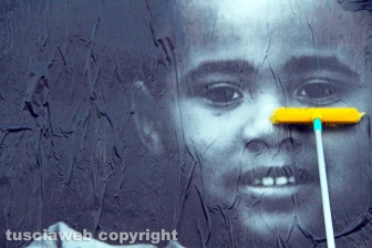 L'allestimento dell'esposizione fotografica At Home