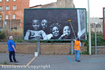 L'allestimento dell'esposizione fotografica At Home