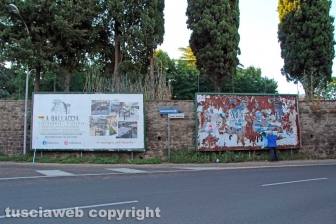 L'allestimento dell'esposizione fotografica At Home